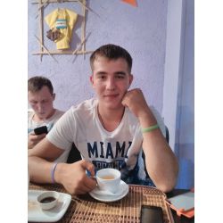артем продавец консультант
